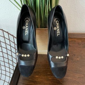 Stunning black with Pearl Chanel heels- so classy!